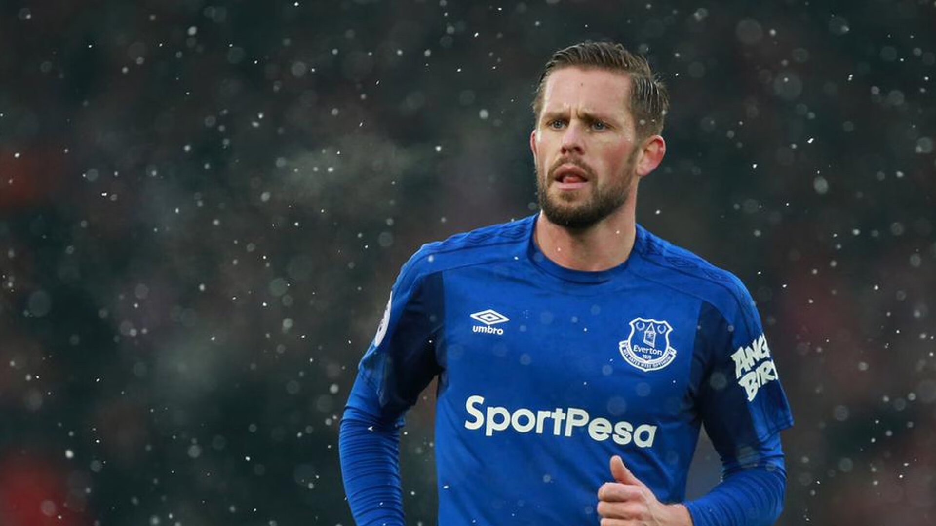 季后赛“绝地反击”：库里在落后30分的情况下用远投连续得分，奇迹般逆转成功